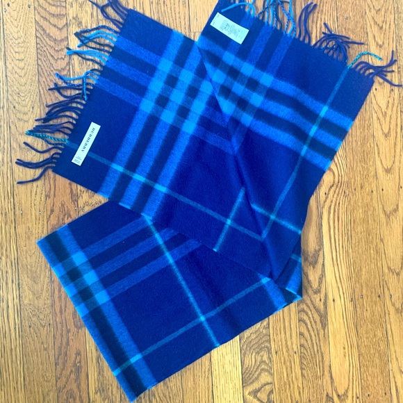 Burberry “The Classic Cashmere Scarf” - Picture 1 of 3